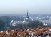 Wieża kościoła pw. Najświętszej Maryi Panny w Nowogrodzie Bobrzańskim mogła być dla barona Malcolma von Sinclaira znakiem nadziei na powodzenie dyplomatycznej misji 