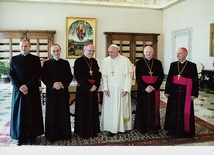 Otaczają papieża Franciszka (od prawej): bp Rudolf Pierskała, bp Paweł Stobrawa, bp Andrzej Czaja, ks. Joachim Kobienia, ks. Krzysztof Soczyński