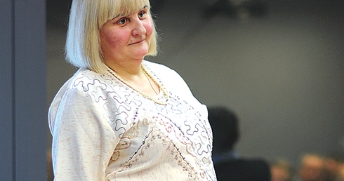 W sukni przywiezionej z Algierii