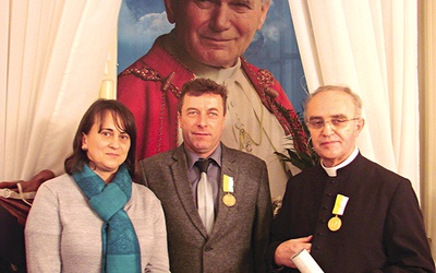  Ks. prał. Jan Nowakowski (z prawej) i Andrzej Świgost (w środku)