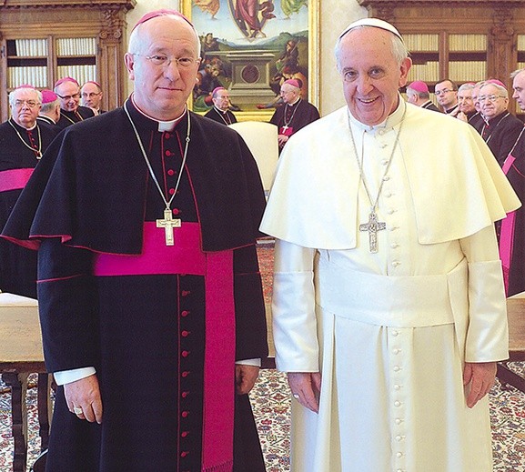 Bp Andrzej F. Dziuba i papież Franciszek w czasie spotkania w Watykanie