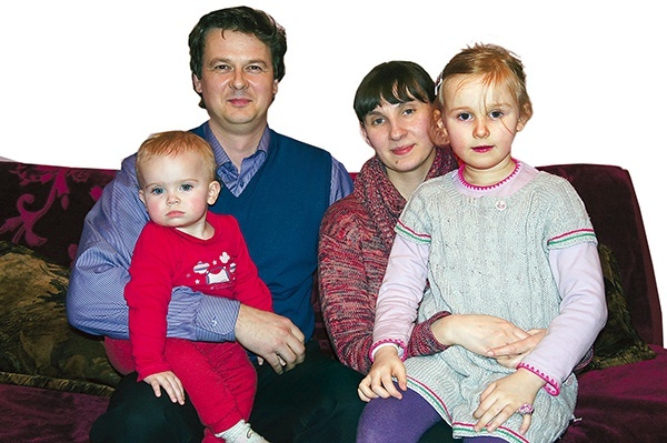  Mirosław Klemba z żoną Sylwią i córkami Moniką i Julią 