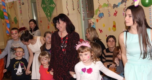 Do wspólnej zabawy dzieci zaprosiły Annę Łęcką (w środku)