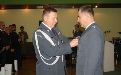 Gen. Jacek Włodarski wręcza odznakę "Semper Paratus" sierż. sztab. Radosławowi Bogusowi