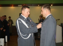 Gen. Jacek Włodarski wręcza odznakę "Semper Paratus" sierż. sztab. Radosławowi Bogusowi