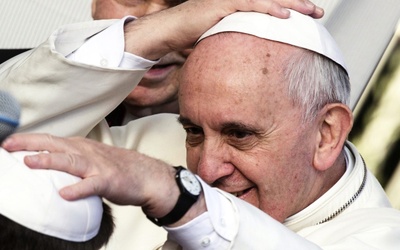 Papież prosi o paszport i dowód osobisty
