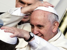 Papież prosi o paszport i dowód osobisty