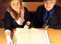 – Z rękopisami Kolberga trzeba w przenośni i dosłownie obchodzić się w białych rękawiczkach – mówią dr Karolina Grodziska (po prawej) i Joanna M. Dziewulska z Biblioteki PAU/PAN