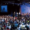 19 września 1999 r. na scenę hali International House of Prayer wyszli muzycy, by śpiewać pieśni chwały. Nie zeszli z niej do dziś…