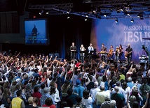 19 września 1999 r. na scenę hali International House of Prayer wyszli muzycy, by śpiewać pieśni chwały. Nie zeszli z niej do dziś…