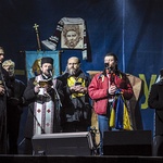 Kapłani różnych wyznań i Kościołów uczestniczą w codziennej modlitwie na głównej scenie Majdanu
