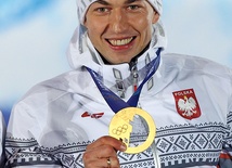 Zbigniew Bródka ze złotym medalem olimpijskim zawierającym fragment  meteorytu  z Czelabińska