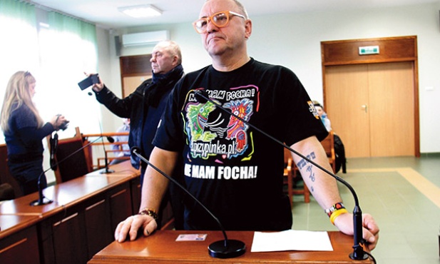 Jerzego Owsiaka zdziwiła decyzja Sądu Rejonowego w Złotoryi, który nie uznał, że kierowana przez niego fundacja jest czysta jak łza, tylko poprosił o włączenie do akt sprawy szczegółowych sprawozdań z ksiąg rachunkowych WOŚP. Na zdjęciu: J. Owsiak na sali sądowej