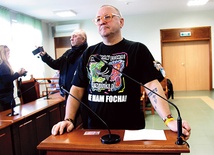 Jerzego Owsiaka zdziwiła decyzja Sądu Rejonowego w Złotoryi, który nie uznał, że kierowana przez niego fundacja jest czysta jak łza, tylko poprosił o włączenie do akt sprawy szczegółowych sprawozdań z ksiąg rachunkowych WOŚP. Na zdjęciu: J. Owsiak na sali sądowej