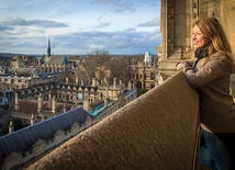 Maria Wilczek na wieży  kościoła św. Marii ogląda  piękną panoramę Oksfordu 