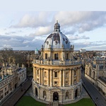 Do biblioteki Bodleian Library trafiają wszystkie książki wydawane w Wielkiej Brytanii. Radcliffe Camera służy  jako jej czytelnia