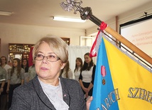  Wojewoda łódzki Jolanta Chełmińska odznaczyła sztandar Gimnazjum nr 1 złotym medalem Opiekuna Miejsc Pamięci Narodowej