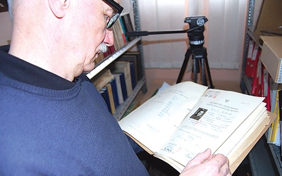 Dyrektor kołobrzeskiego LO im. Kopernika prezentuje świadectwo maturalne Ryszarda Kuklińskiego, przechowywane w szkolnych archiwach
