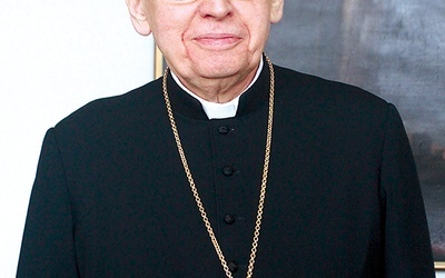  Biskup legnicki wielokrotnie w czasie rozmowy podkreślał naturalność i ciepło papieża Franciszka