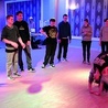  Podczas spotkania młodzi zorganizowali indywidualny pokaz tańca. Nie brakowało efektownych figur tanecznych i niezwykłej energii, która towarzyszy takim imprezom