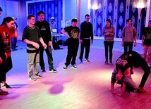  Podczas spotkania młodzi zorganizowali indywidualny pokaz tańca. Nie brakowało efektownych figur tanecznych i niezwykłej energii, która towarzyszy takim imprezom