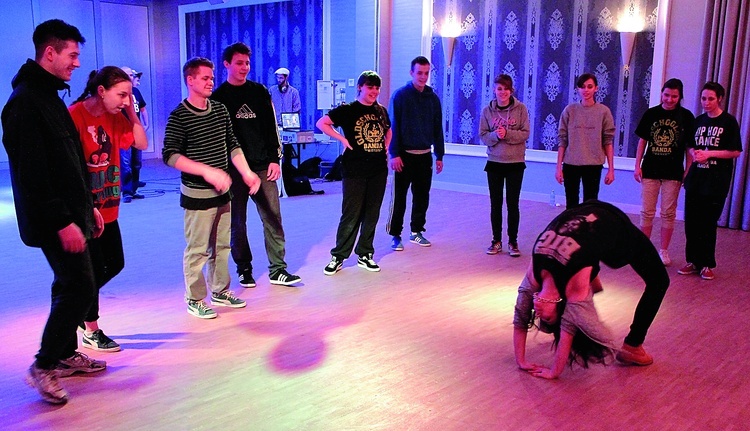 Podczas spotkania młodzi zorganizowali indywidualny pokaz tańca. Nie brakowało efektownych figur tanecznych i niezwykłej energii, która towarzyszy takim imprezom