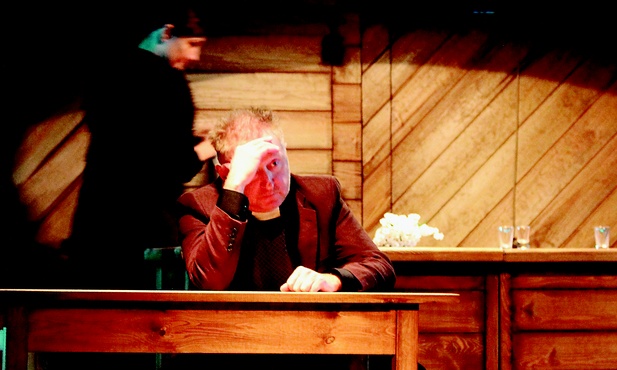  Po zrobieniu jednego zdjęcia pracownicy teatru (choć wiedzieli, że jestem dziennikarzem piszącym na temat spektaklu) zabronili mi wykonać kolejne ujęcia. Szkoda, bo oprócz księdza z kieliszkami, było wiele innych ciekawych scen