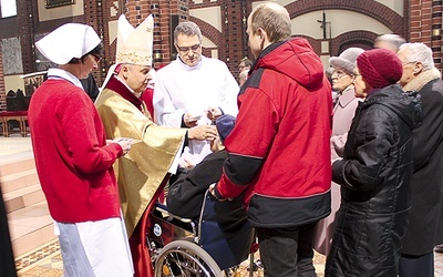  Bp Rudolf Pierskała udzielał sakramentu namaszczenia chorych w gliwickiej katedrze