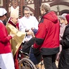  Bp Rudolf Pierskała udzielał sakramentu namaszczenia chorych w gliwickiej katedrze