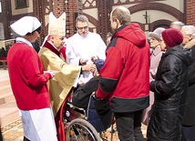  Bp Rudolf Pierskała udzielał sakramentu namaszczenia chorych w gliwickiej katedrze