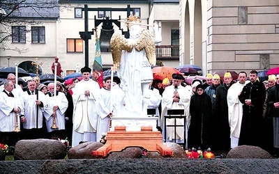  Także przy grobie ks. Jerzego parafianie zawierzyli się opiece św. Michała Archanioła