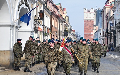 Defilada pododdziałów strzeleckich na sandomierskim Starym Mieście