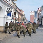 Defilada pododdziałów strzeleckich na sandomierskim Starym Mieście