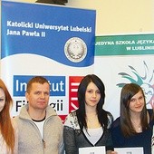 Laureatki II Dyktanda Romanisty z nauczycielem