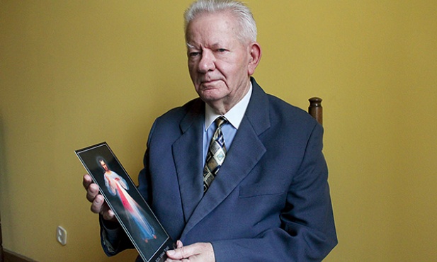  Pan Józef Bagiński wspomina swe dzieciństwo w Wilnie i zaświadcza, że miłosierdzie Boże ratowało jego rodzinę w czasie wojny, a na koniec przyprowadziło go do Płocka