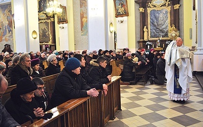 Bp Roman Marcinkowski, przechodząc z Najświętszym Sakramentem przez nawę kościoła, błogosławił zgromadzonych na modlitwie chorych