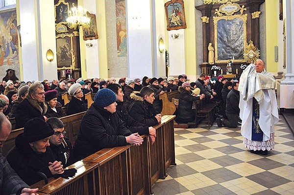 Bp Roman Marcinkowski, przechodząc z Najświętszym Sakramentem przez nawę kościoła, błogosławił zgromadzonych na modlitwie chorych