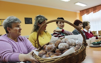  Na spotkaniach Koła Gospodyń panie zagorzale dyskutują, jakie przepisy ze starych notatek, zeszytów wykorzystać w promowaniu swojego regionu