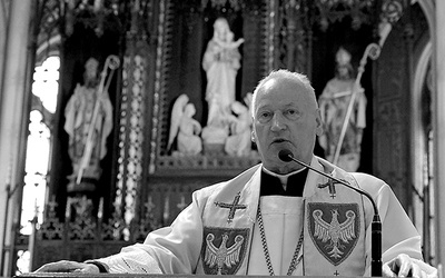  Infułat z Suchedniowa w radomskiej katedrze w 40. rocznicę uwolnienia jasnogórskiego wizerunku