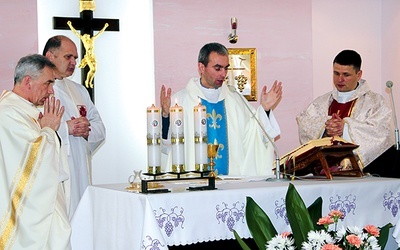  Eucharystię w szpitalnej kaplicy sprawowali od lewej: ks. Mirosław Bandos, ks. Grzegorz Wójcik, ks. Krzysztof Dukielski i ks. Grzegorz Wójcik 