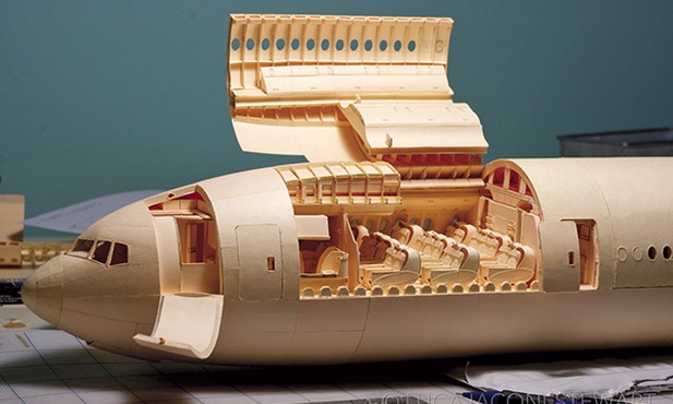 Model w skali 1:60 pasażerskiego Boeinga 777. Wszystko ruchome, dokładne i jak prawdziwe