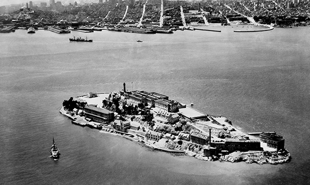 Alcatraz to skalista wyspa i więzienie