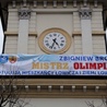 Transparent z gratulacjami dla Zbigniewa Bródki na wieży łowickiego Ratusza