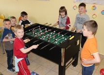 Za zebrane baterie uczniowie otrzymali stół do gry w piłkarzyki