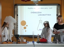 Jedno z doświadczeń chemicznych, wykonanych w czasie otwarcia ekopracowni