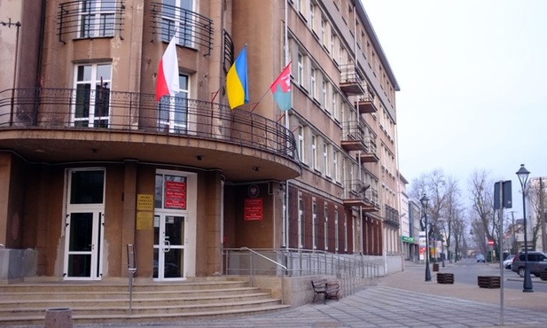 Na znak solidarności z Ukrainą na Urzędzie Miasta w Sochaczewie zawisła flaga tego państwa