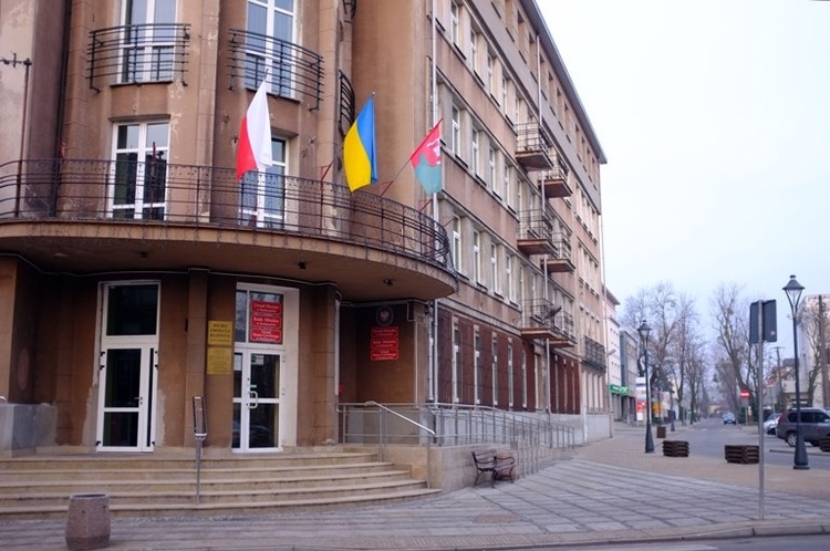 Na znak solidarności z Ukrainą na Urzędzie Miasta w Sochaczewie zawisła flaga tego państwa