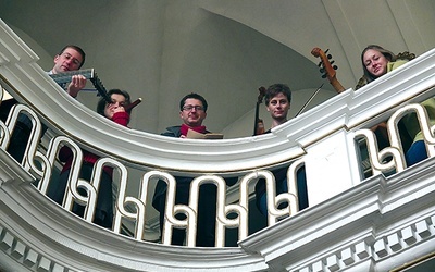 Muzycy wybrali się specjalnie do biblioteki sióstr do Krzeszowa, aby tu nagrać płytę 