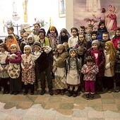  Dzieci z parafii tradycyjnie przebierają się za dzieci z Fatimy