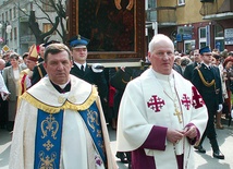  Drugie nawiedzenie kopii jasnogórskiej ikony w diecezji radomskiej w kwietniu 2006 r. Z prawej ks. inf. Józef Wójcik